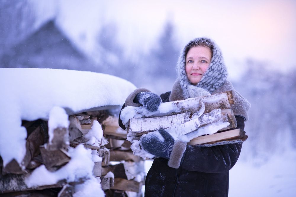 Женщина с дровами