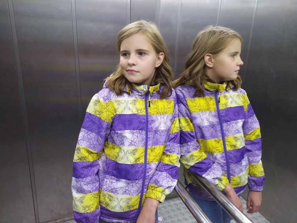 у зеркала в лифте