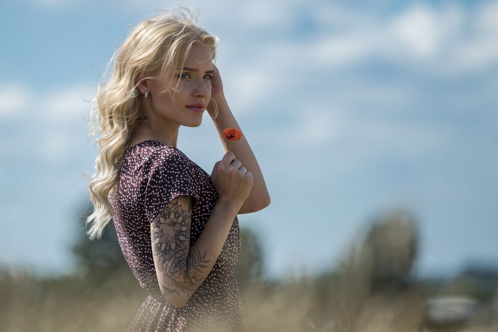 Девушка с маком