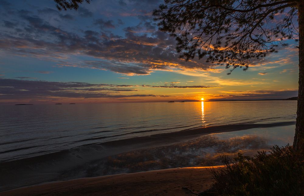 Закат на Онежском озере .