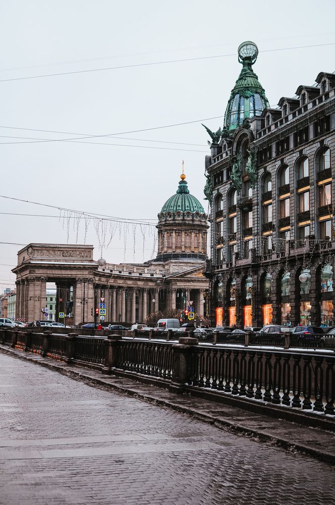 Вид на Казанский Собор и Дом компании Зингер