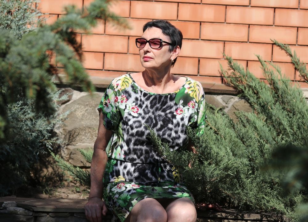 Моя любимая в парке на лавочке