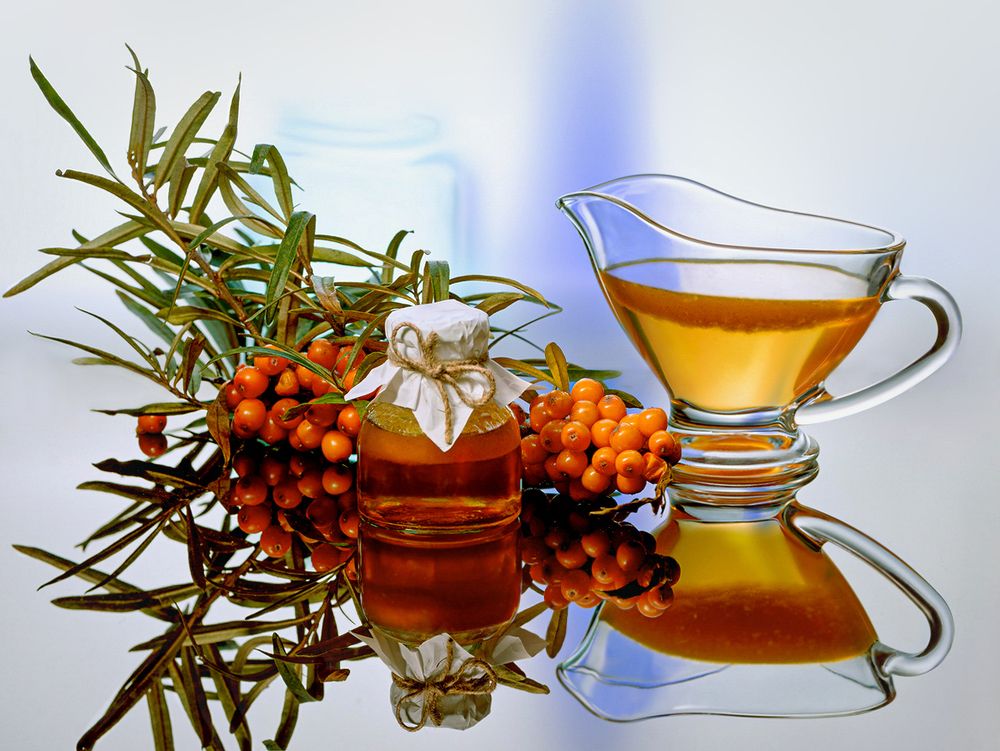 Эюд с веткой облепихи