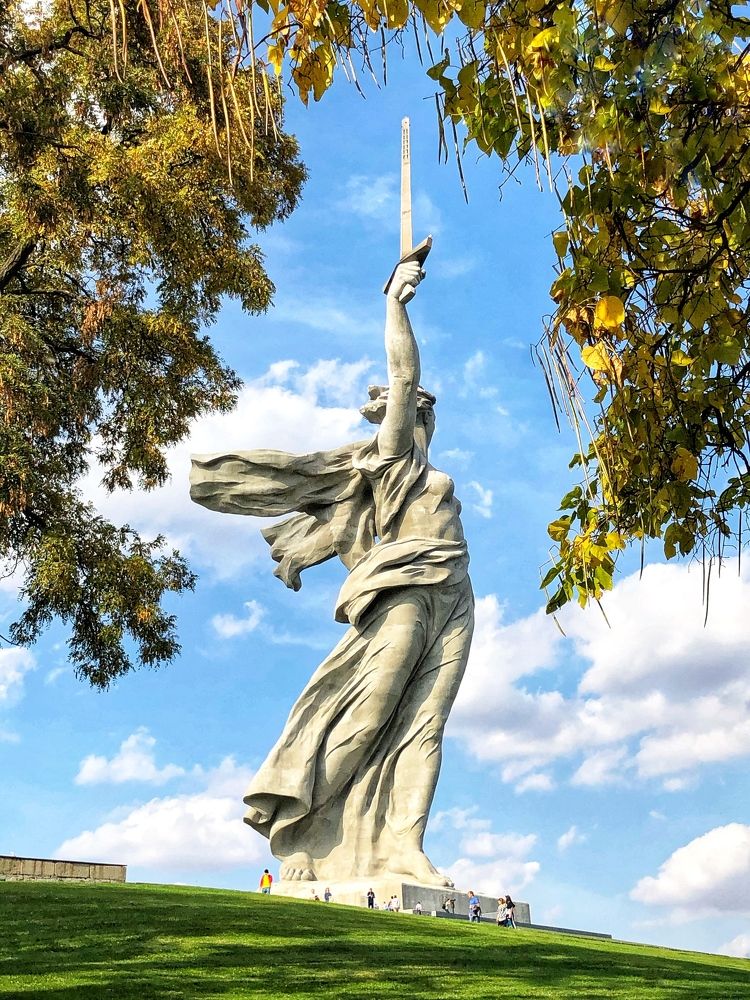 Скульптура «Родина-мать зовет!»