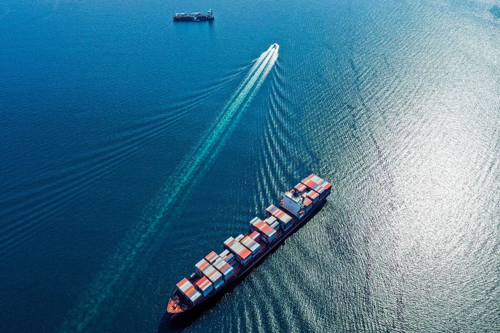 Между / between