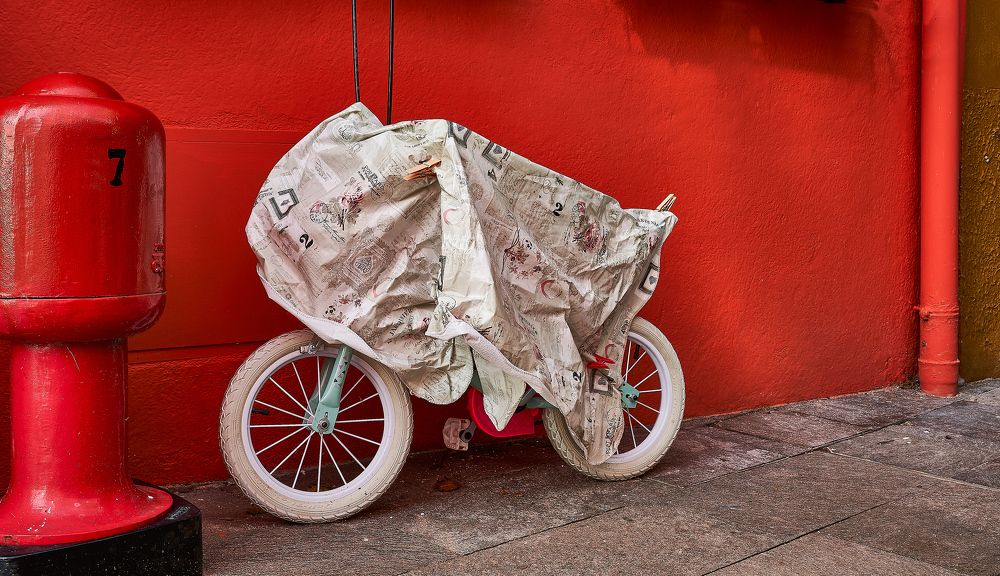 The white bicycle in newspapers