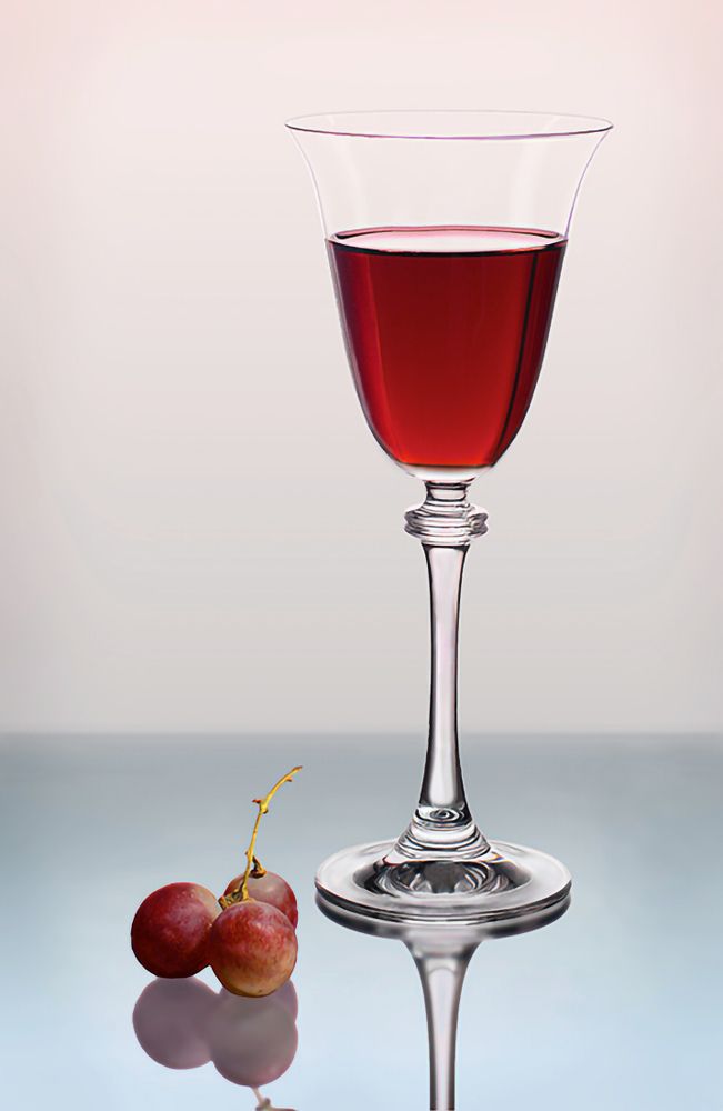 Этю с бокалом и виноградом