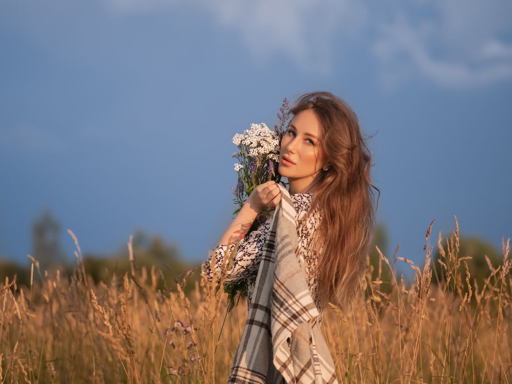 Девушка и полевые цветы.