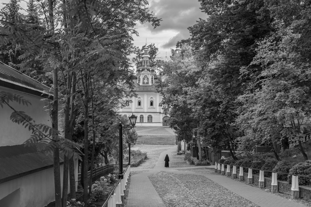 Одинокая монахиня