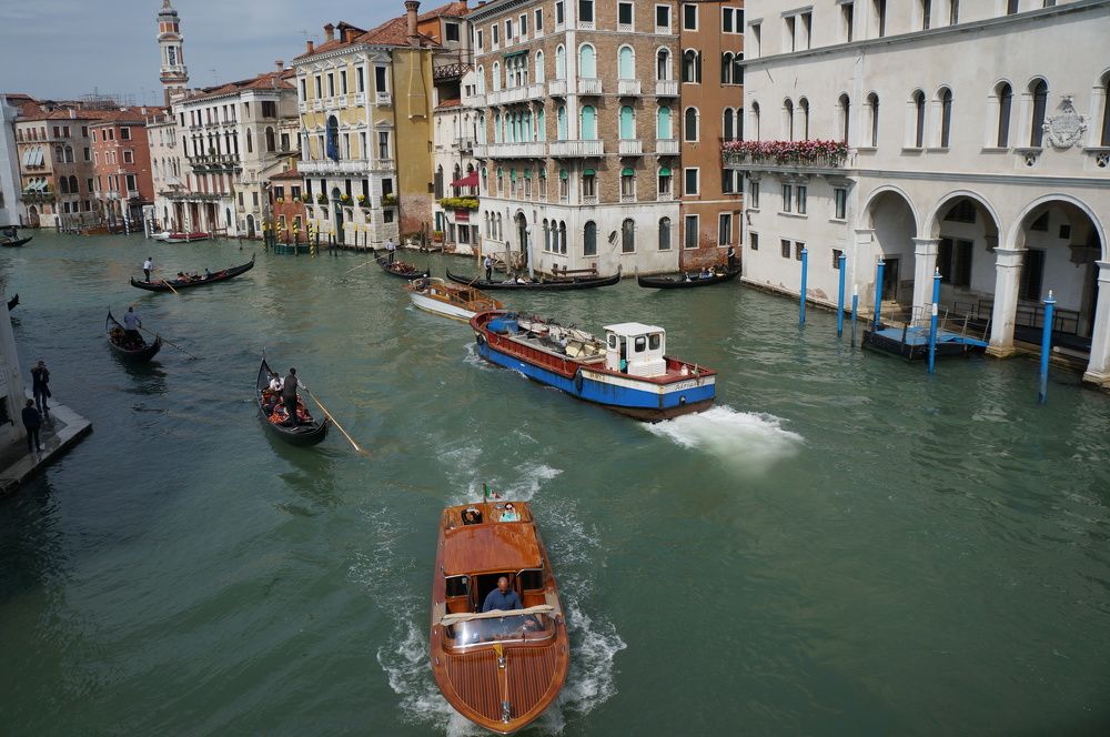 Оживлённо .....