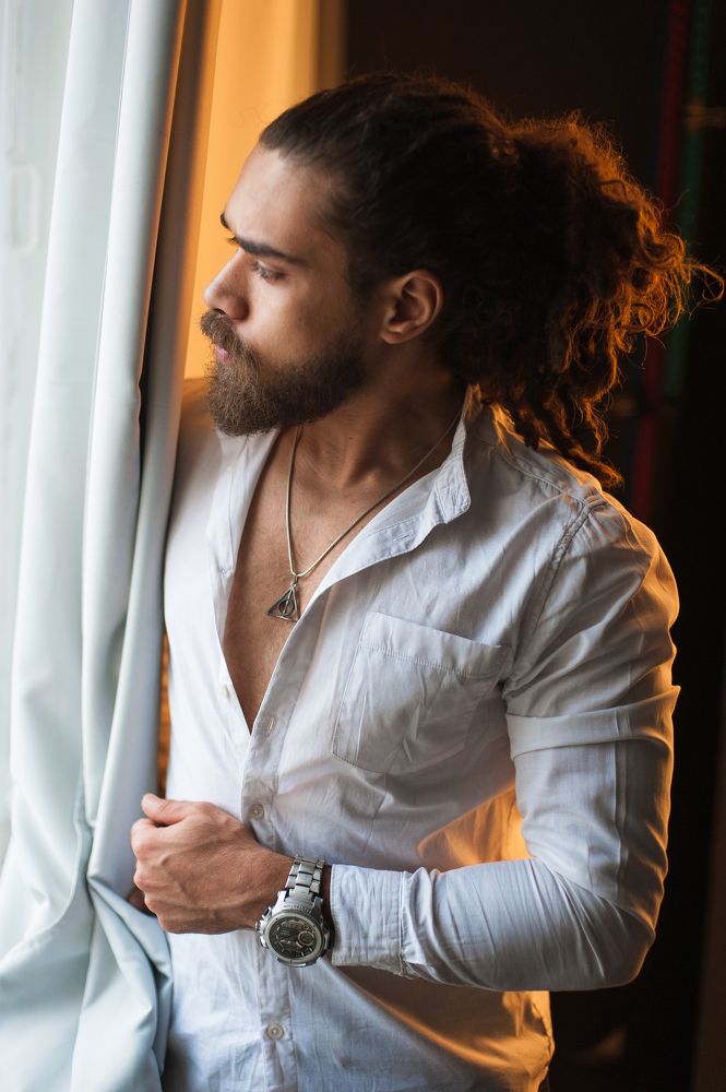 Хоссам. Взгляд в окно