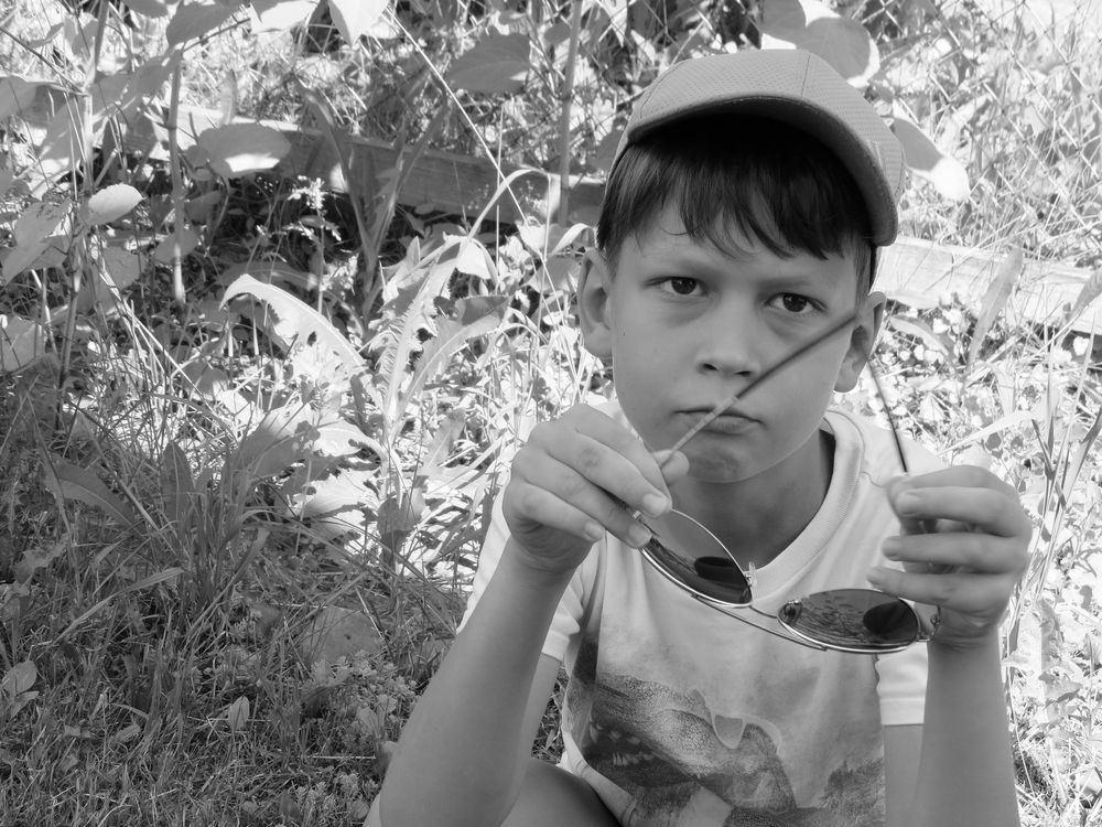 Задумчивый мальчик