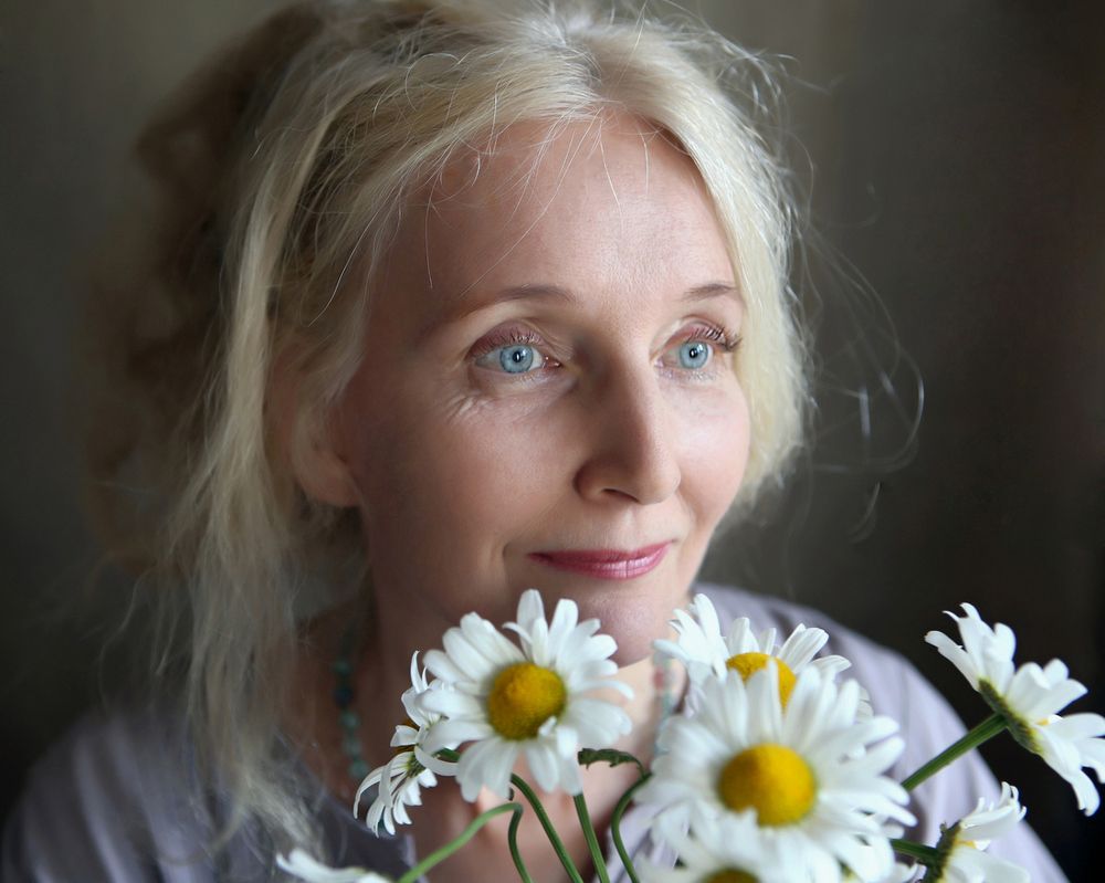 Три года ты мне снилась, а встретилась вчера.