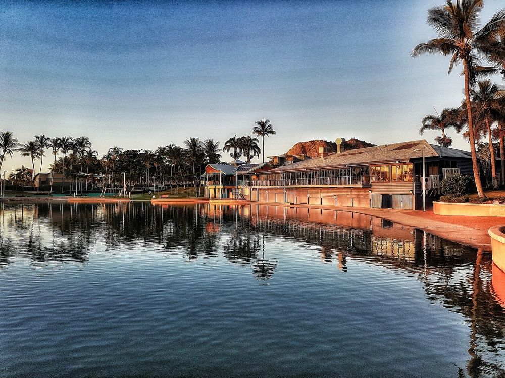 Раннее утро на набережной.