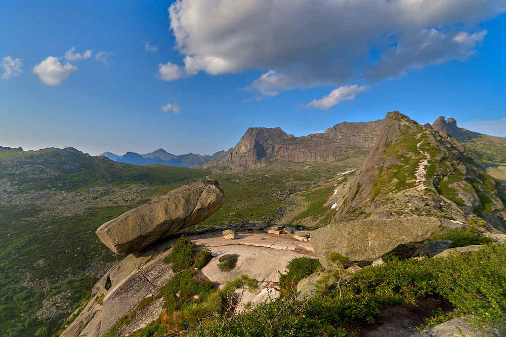 Спящий Саян на фоне Висячего камня.