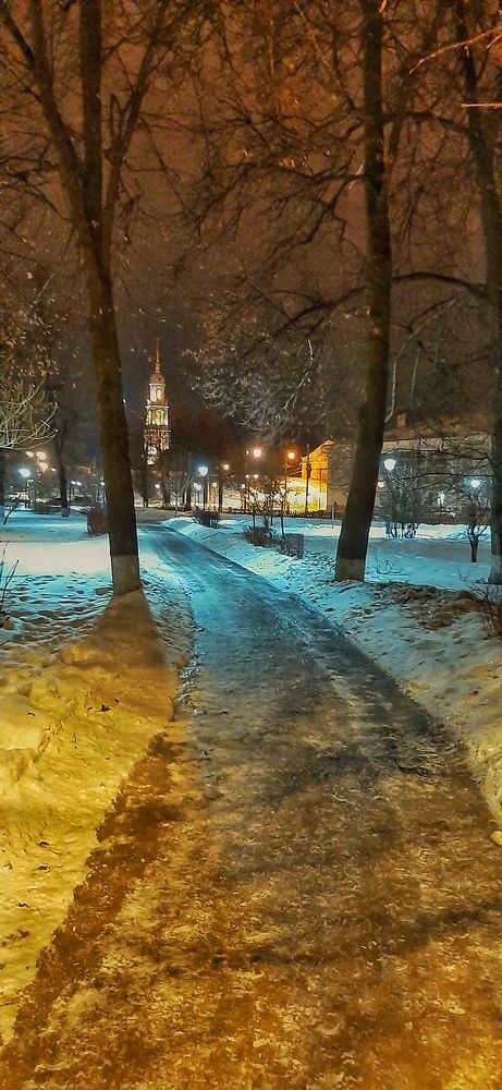 Сквер Зайцева. Вид на колокольню храма Иоанна Богослова