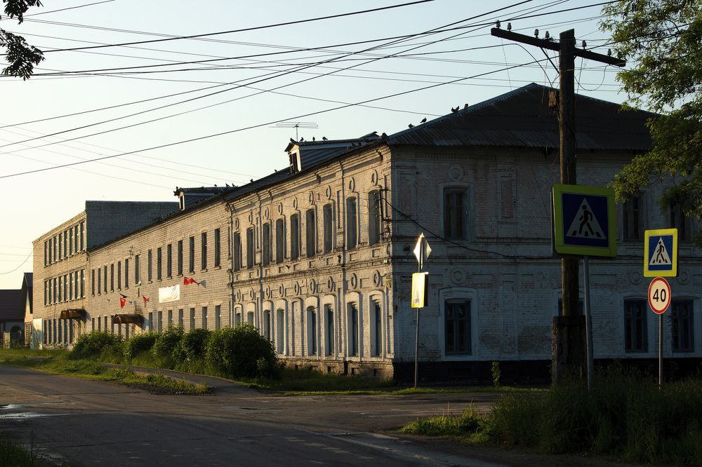 Школа. Летнее утро