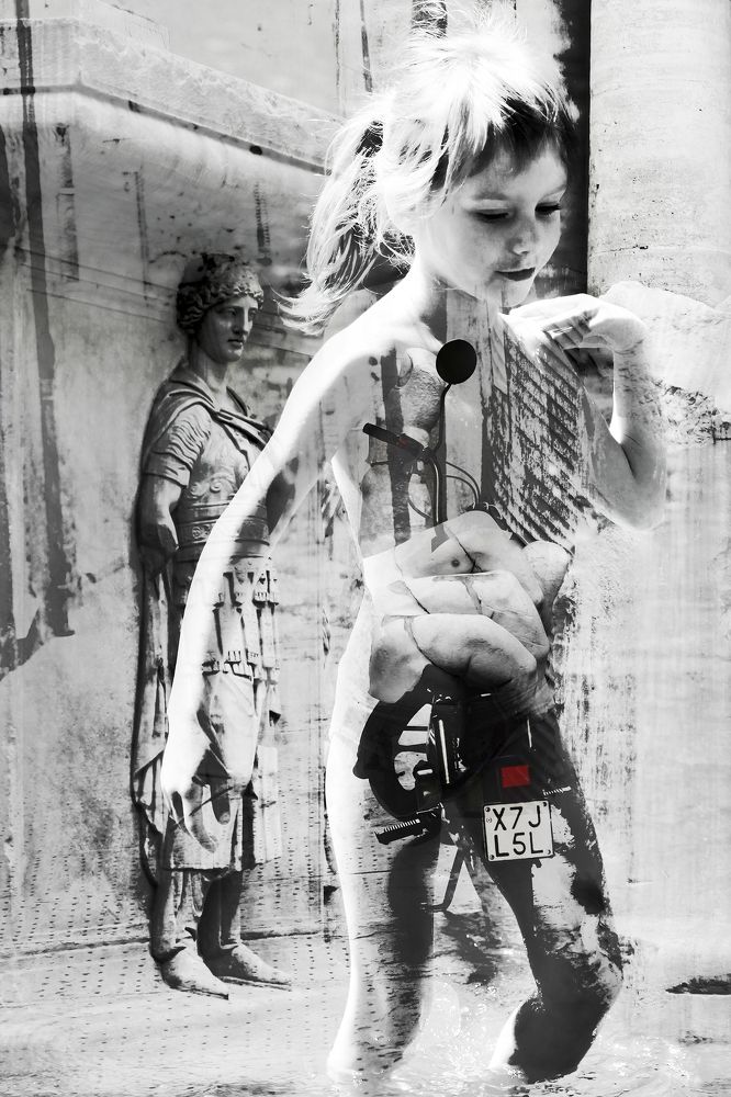 Портрет девочки на фоне Рима.