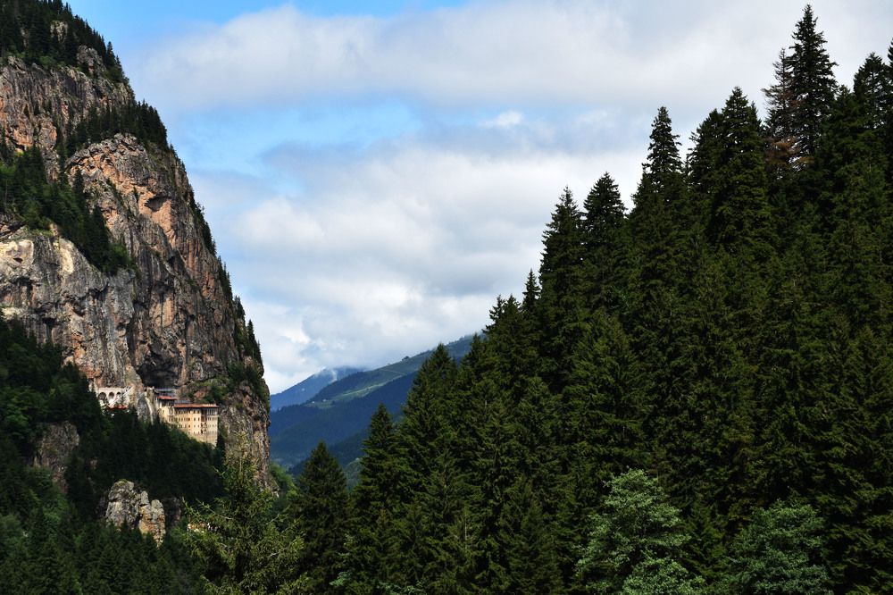 Древний монастырь Сумела  в горах Турции