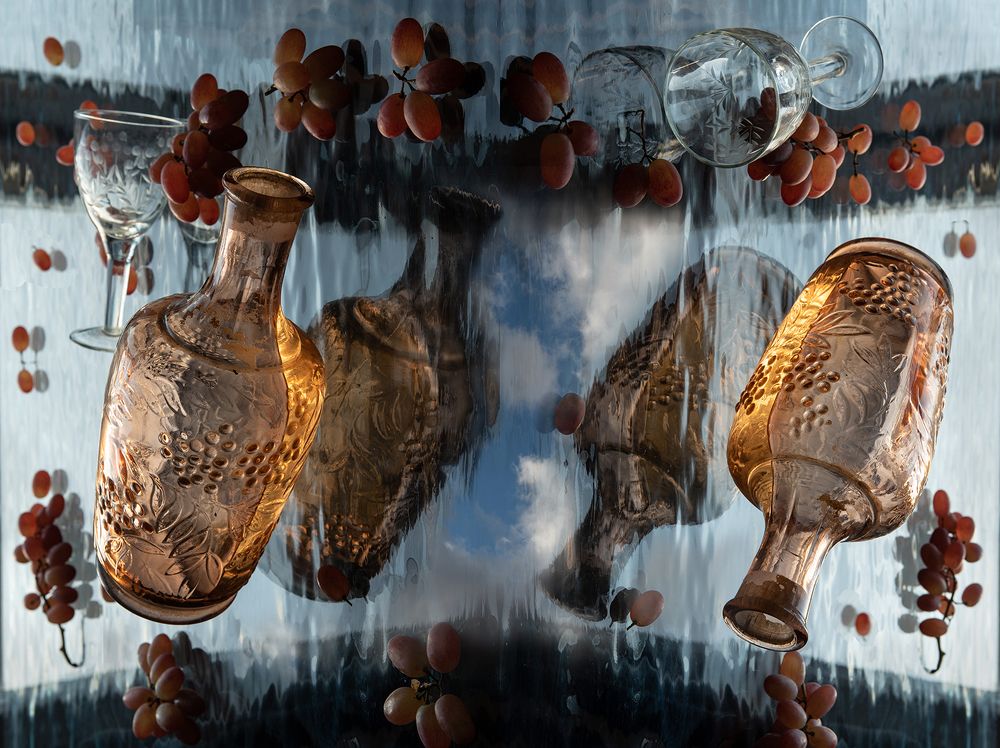 Графины и красный виноград.