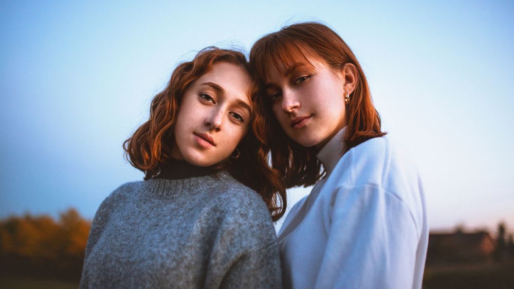 The (Non) Contrast of Sisters