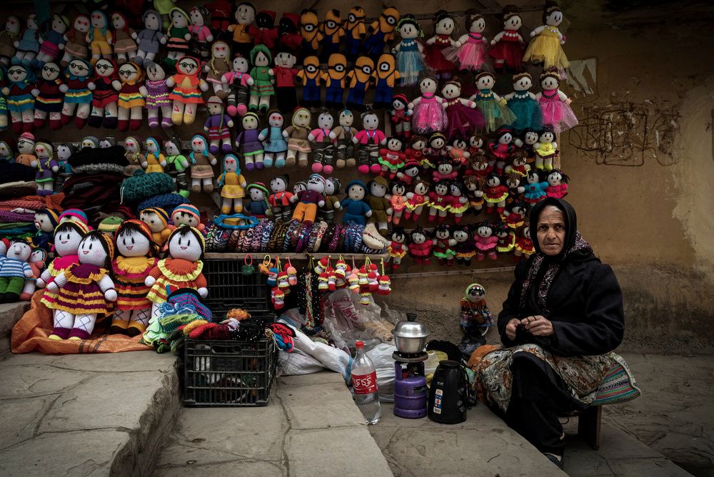 Doll seller