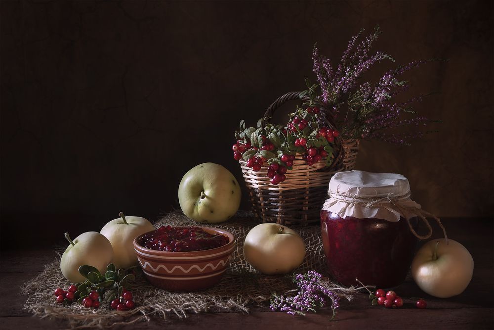 Брусника с яблоками