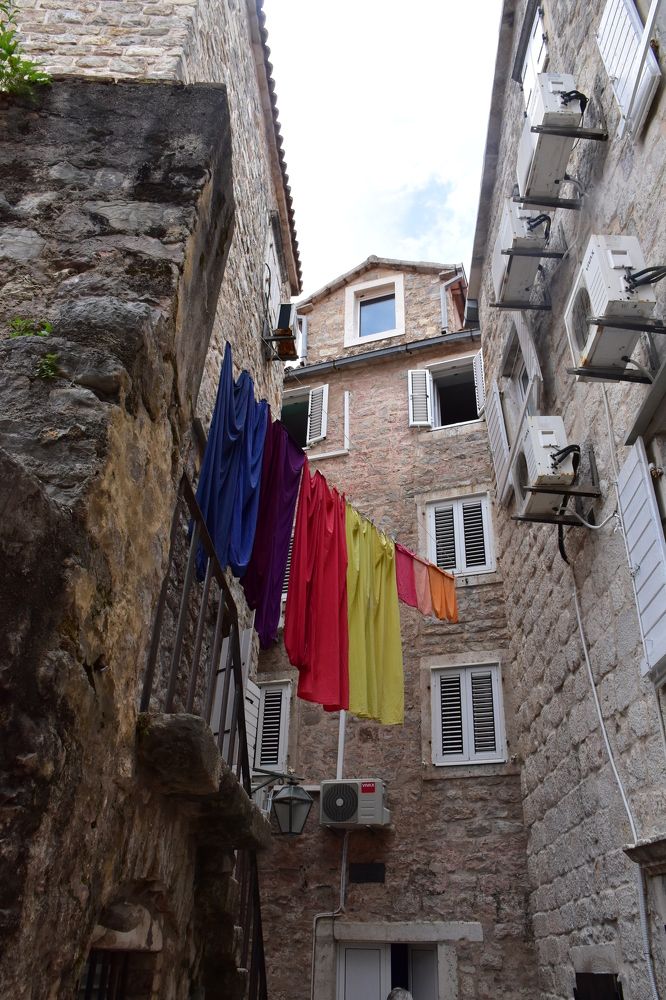 Яркие краски современности в 2000-летнем старом городе Будва. Черногория