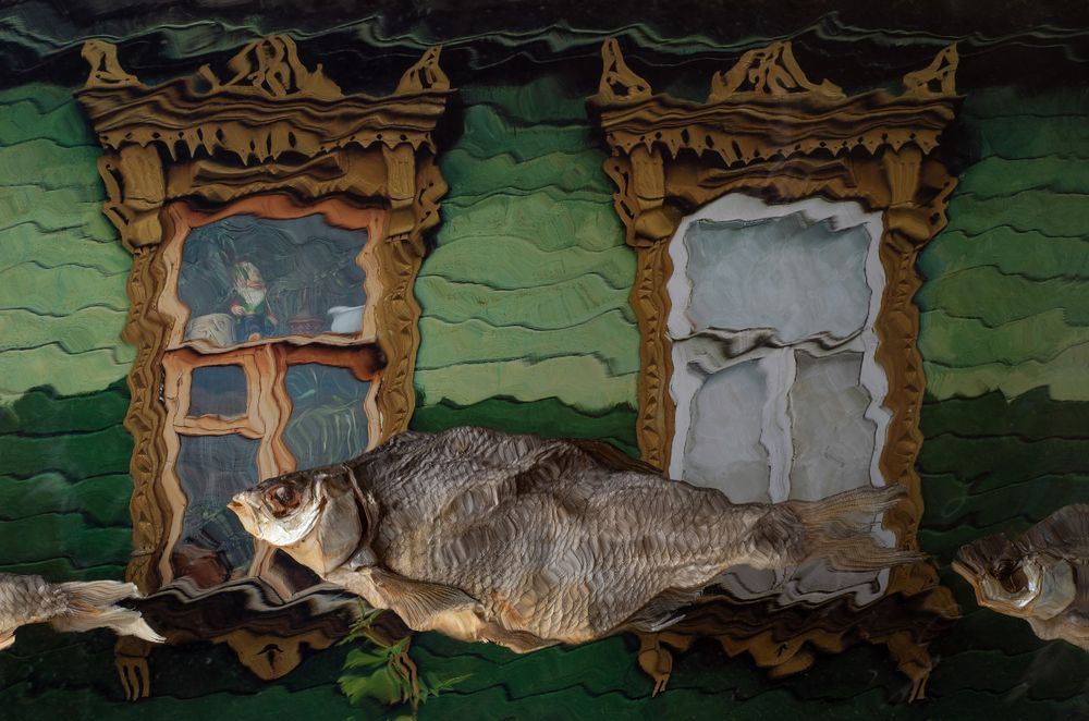 Проплывая вдоль улицы у реки...