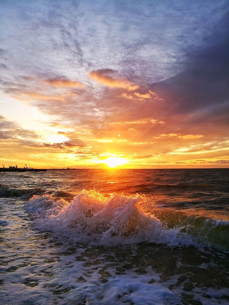 Волны. Закат. Азовское море.