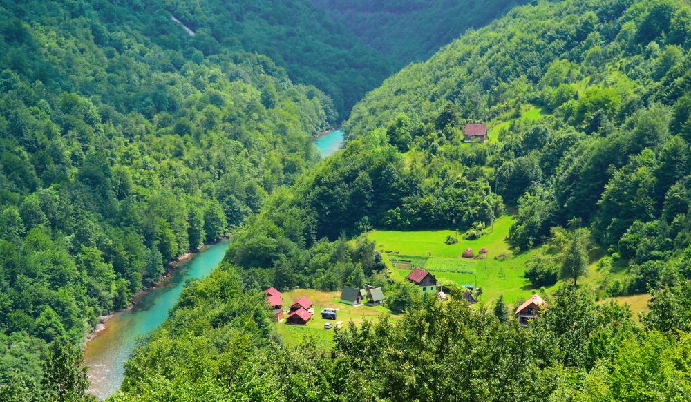 Деревушка у реки