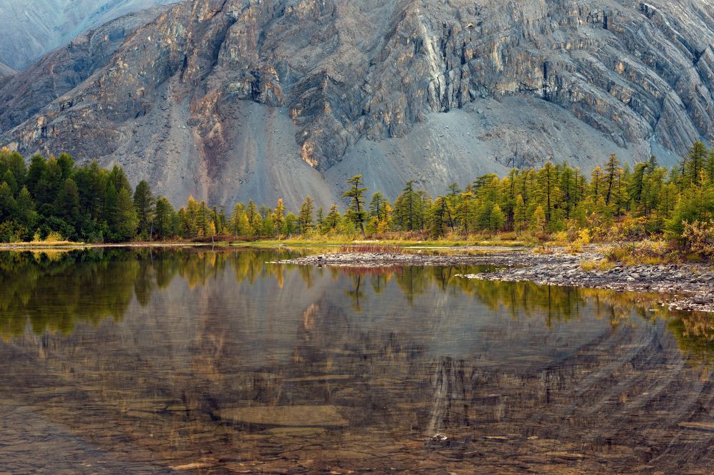 Озеро МиГ на севере Якутии. Озеро находится в окружении гор, мелкое и хариузное
