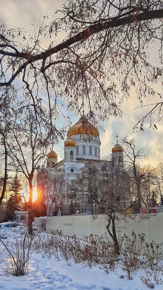 Храм Христа Спасителя в лучах заката