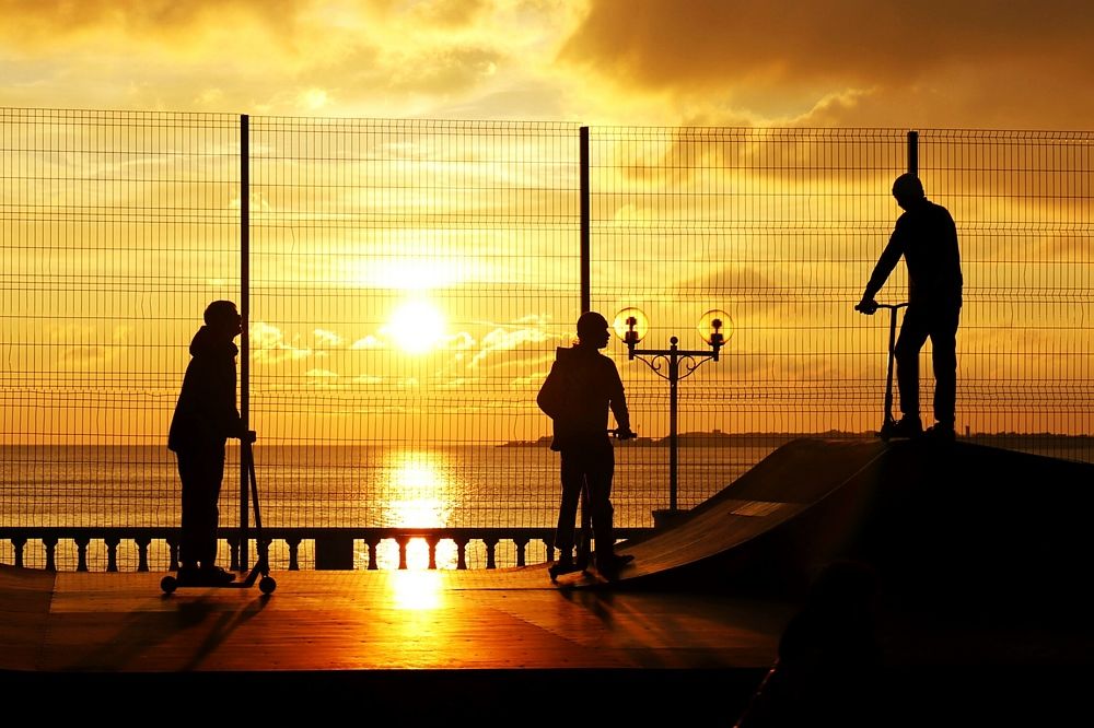 Вечер в скейтпарке.