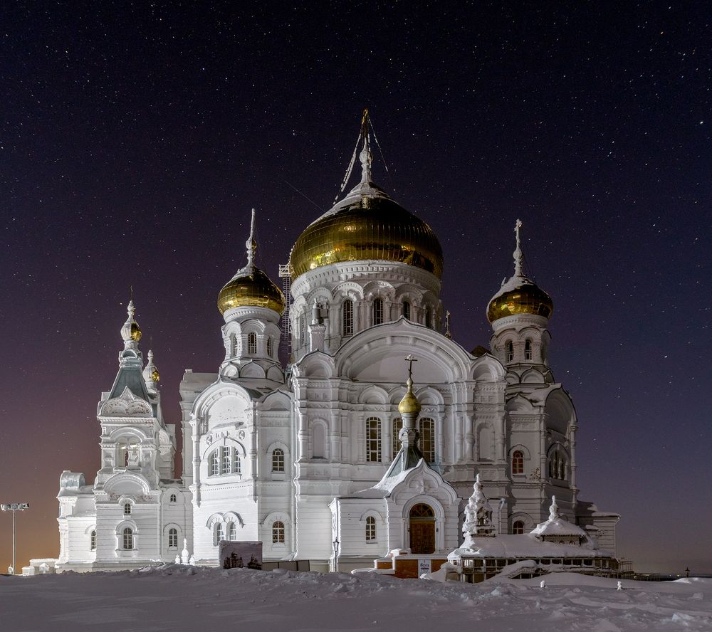 Крестовоздвиженский собор в ночи