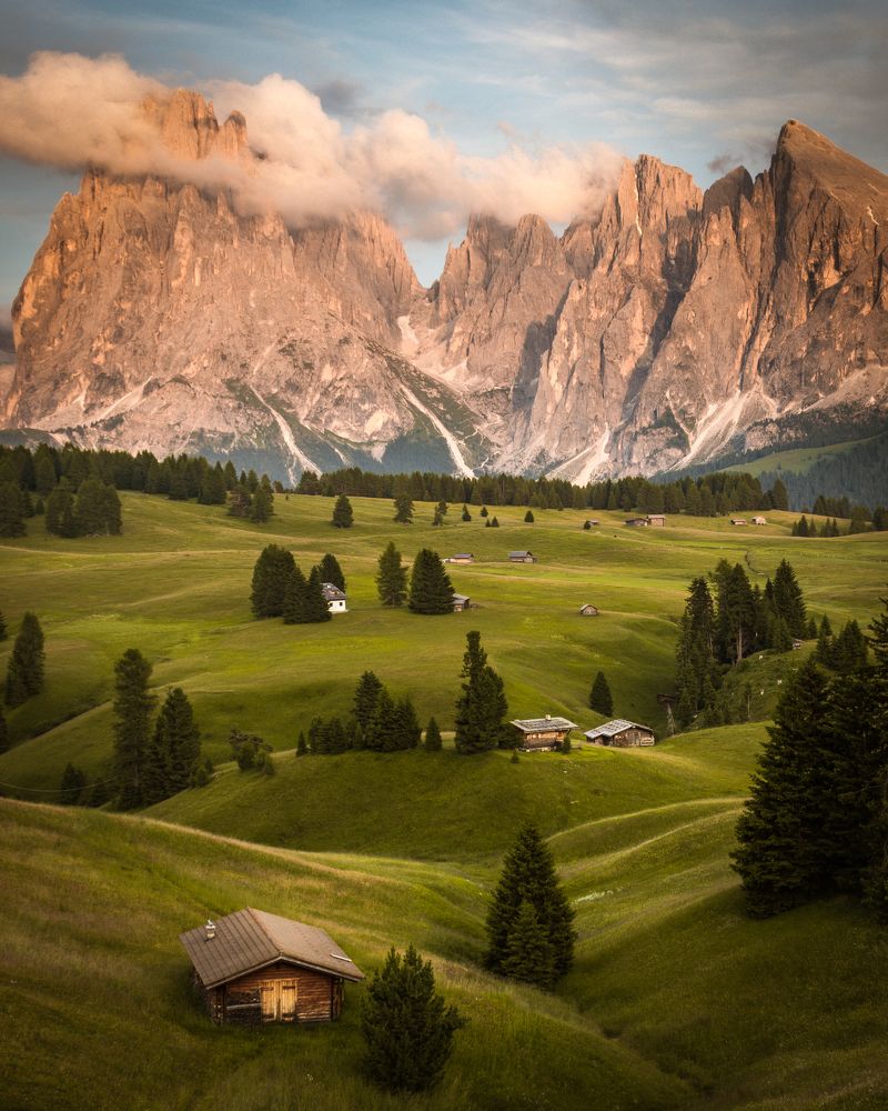 Sunset over famous alpine ridge Alpe di Siusi