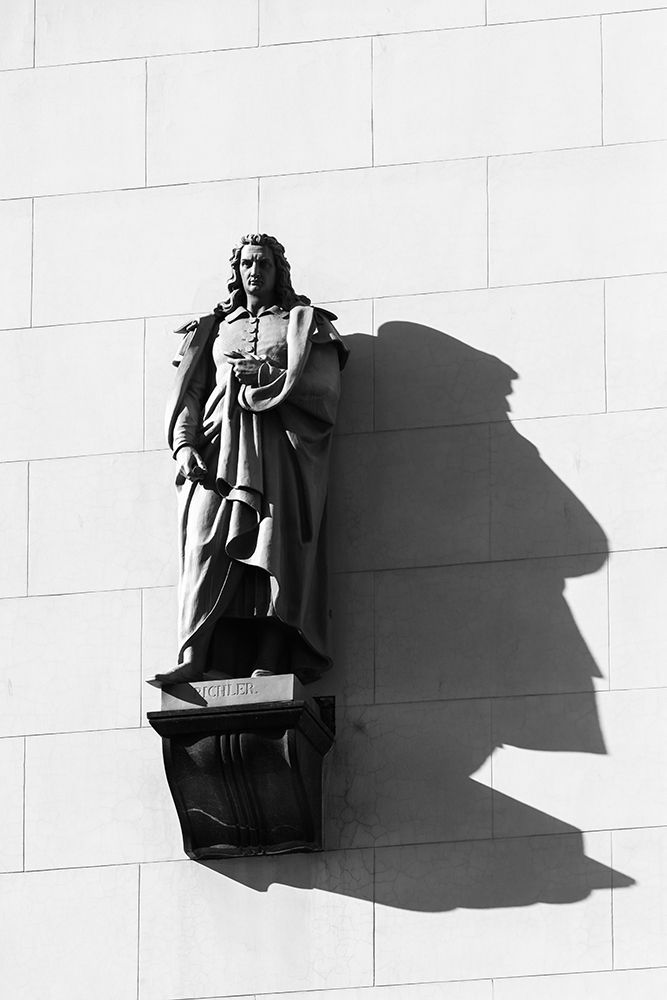 Тень -старик, который живёт внутри тебя.