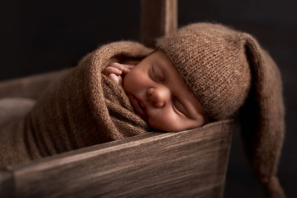 Новорождённая Амина в ведёрке. Киев