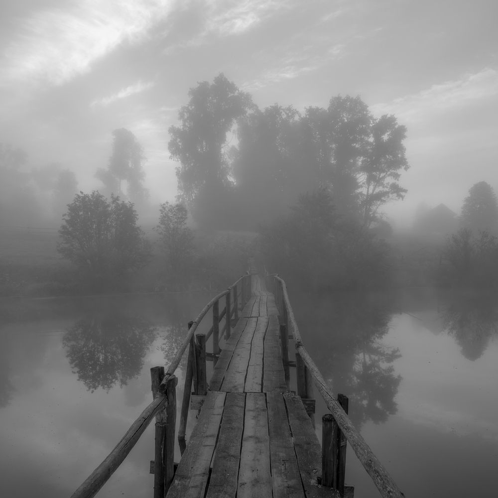 Туманным утром на старом мостике