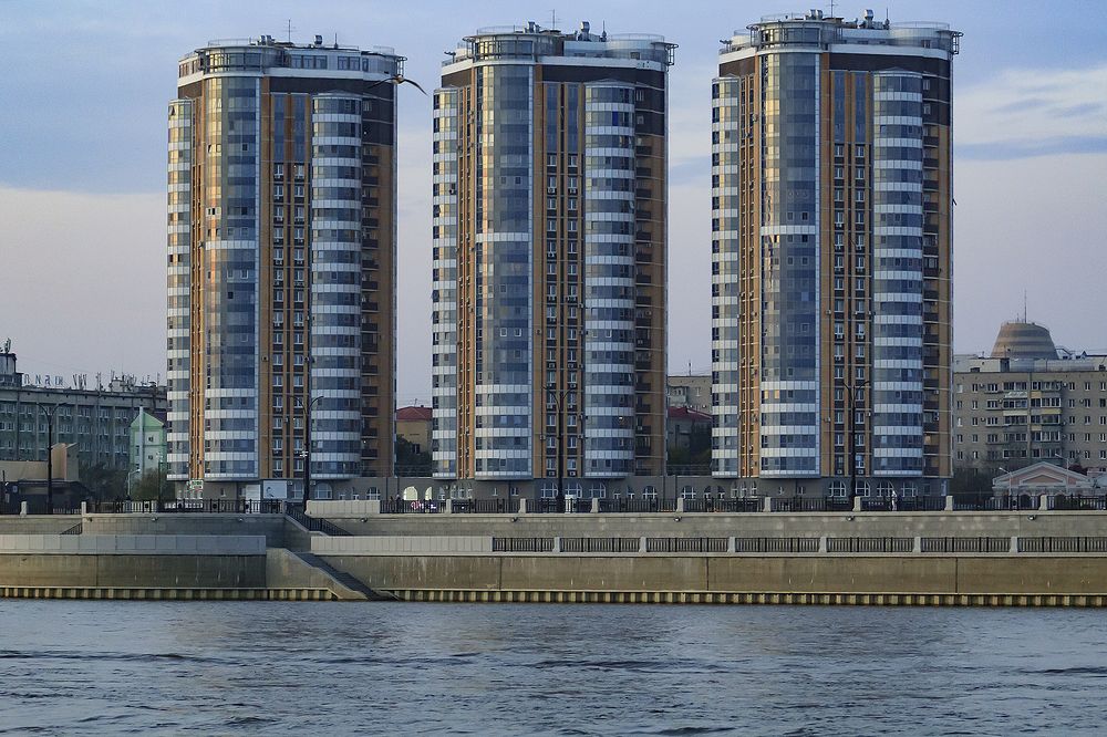 Здания-близнецы на набережной приграничного г. Благовещенск