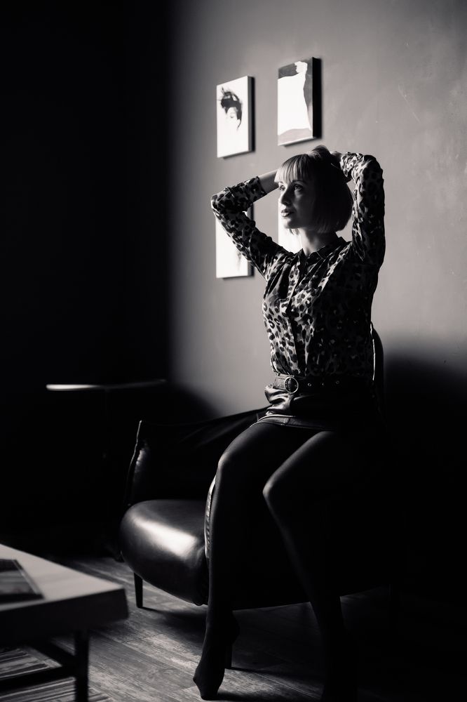 Монохромный женский портрет