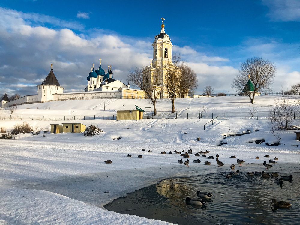 Пруд у подножья монастыря