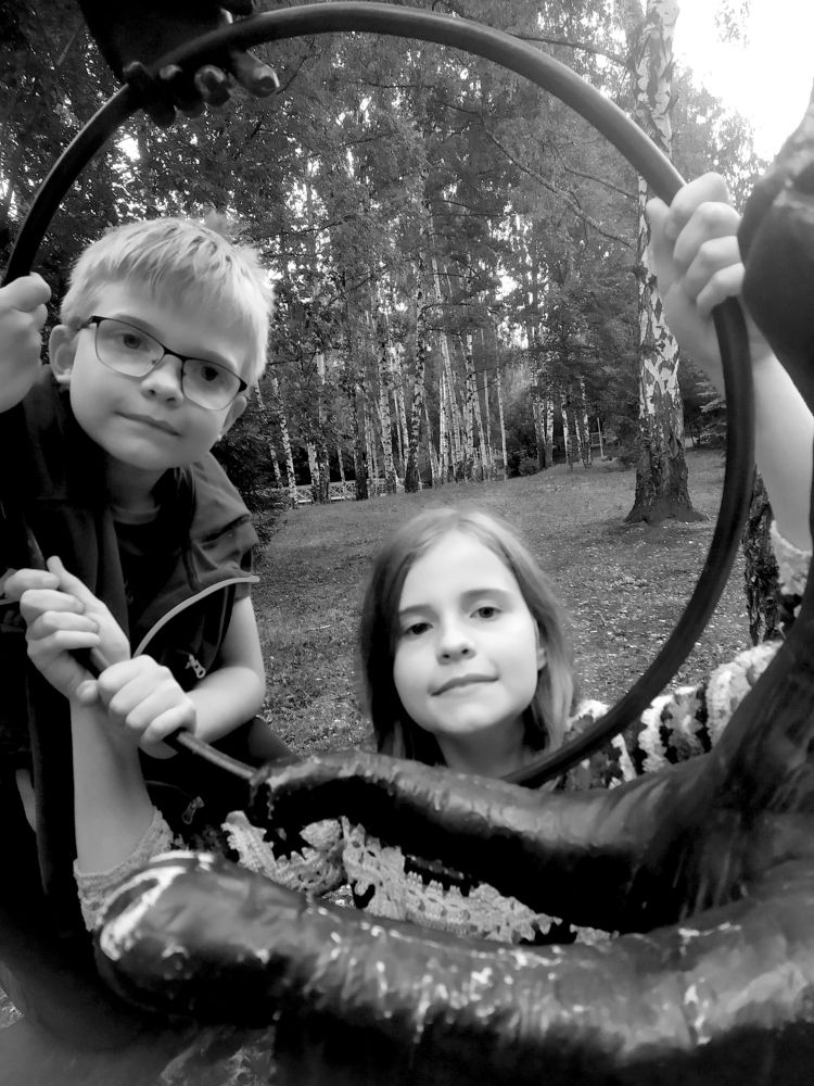 у памятника в парке