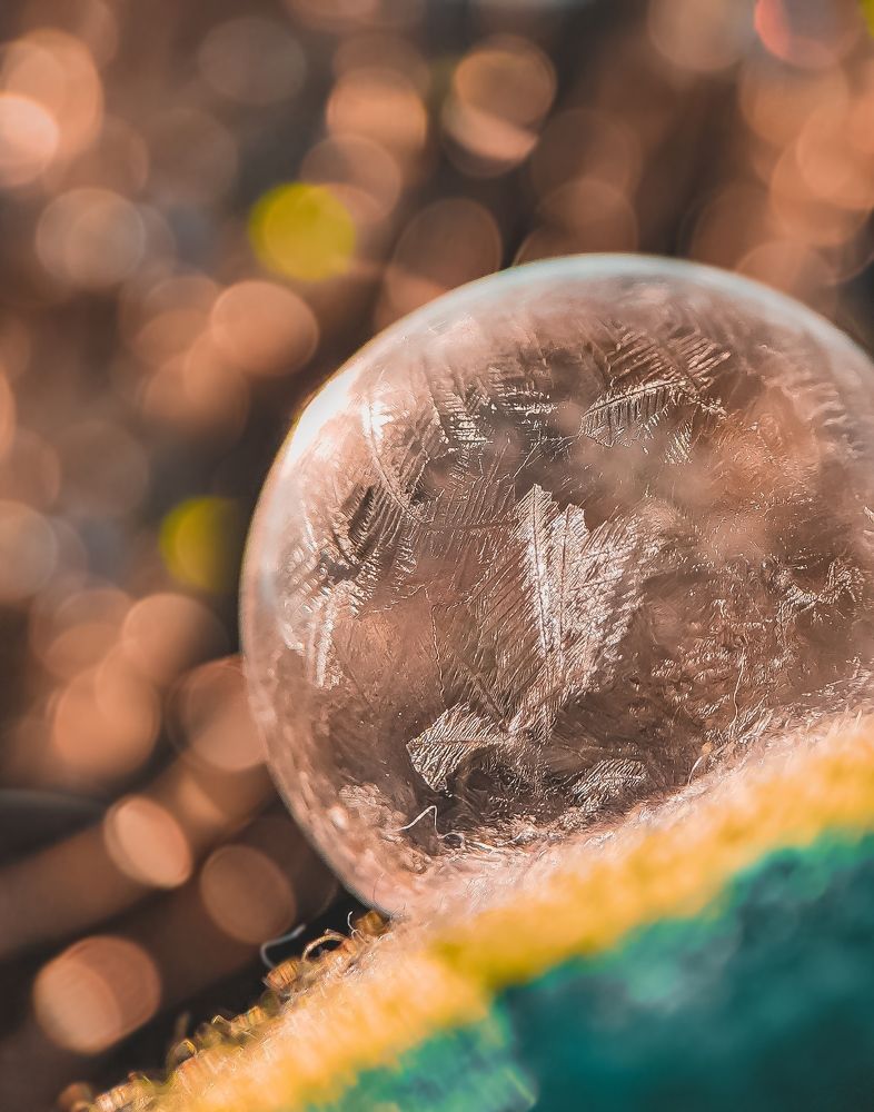 Морозные узоры на мыльном пузыре.