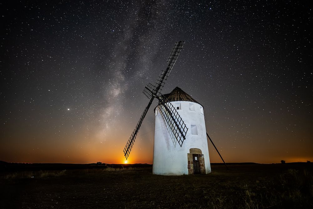 El Molino, la vía láctea y la luna