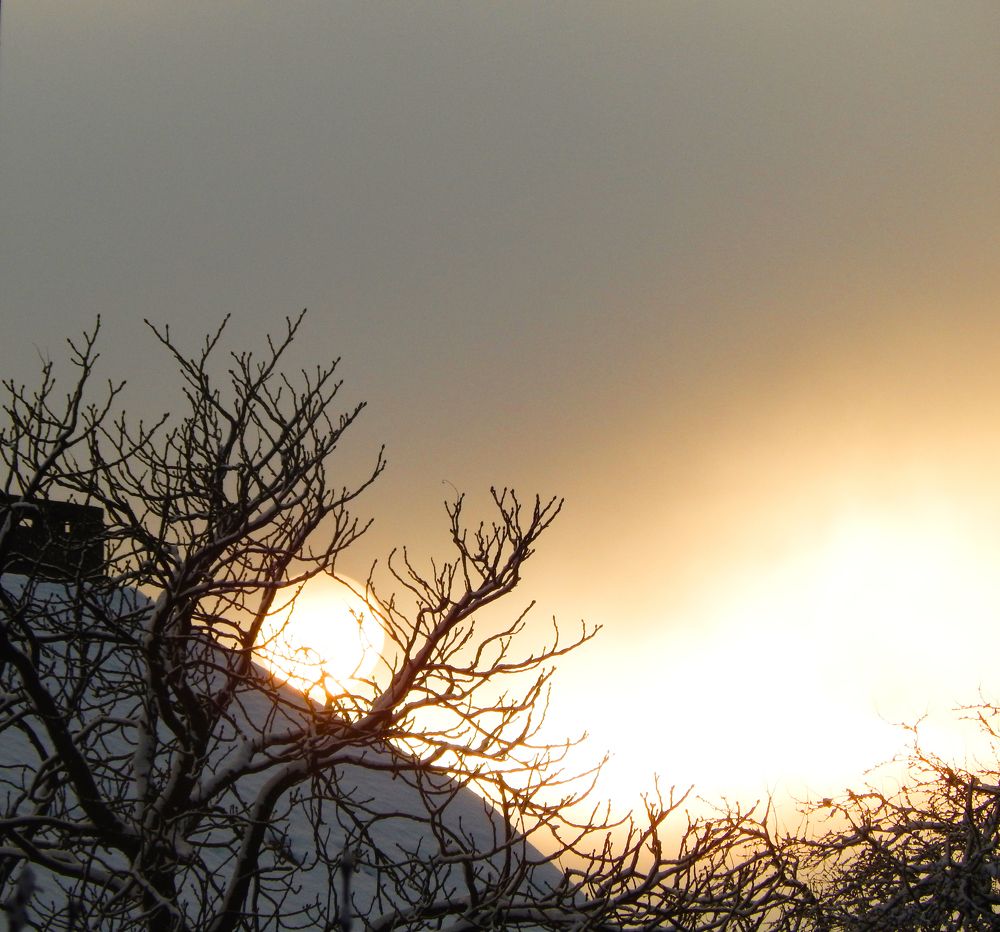 Солнце садится за дом .The sun goes down behind the house.