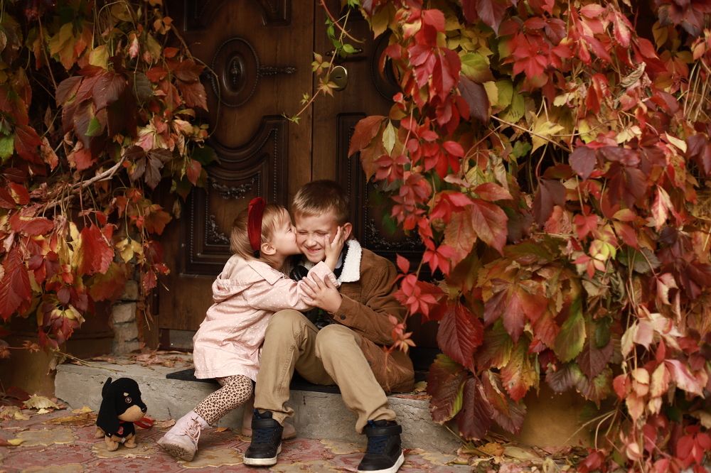 Старший брат и сестра