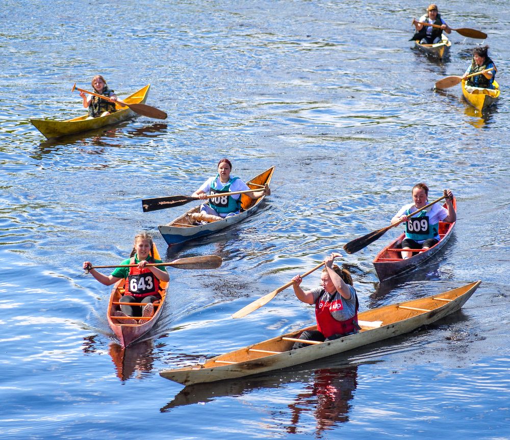 Обласа скользят по водной глади