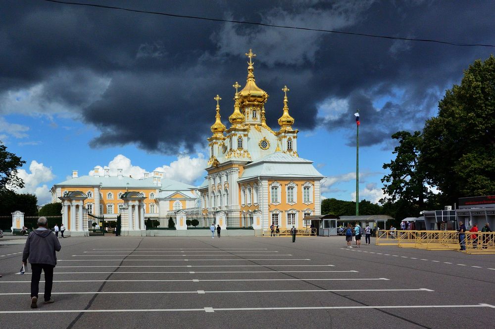 Тучи над Петергофом