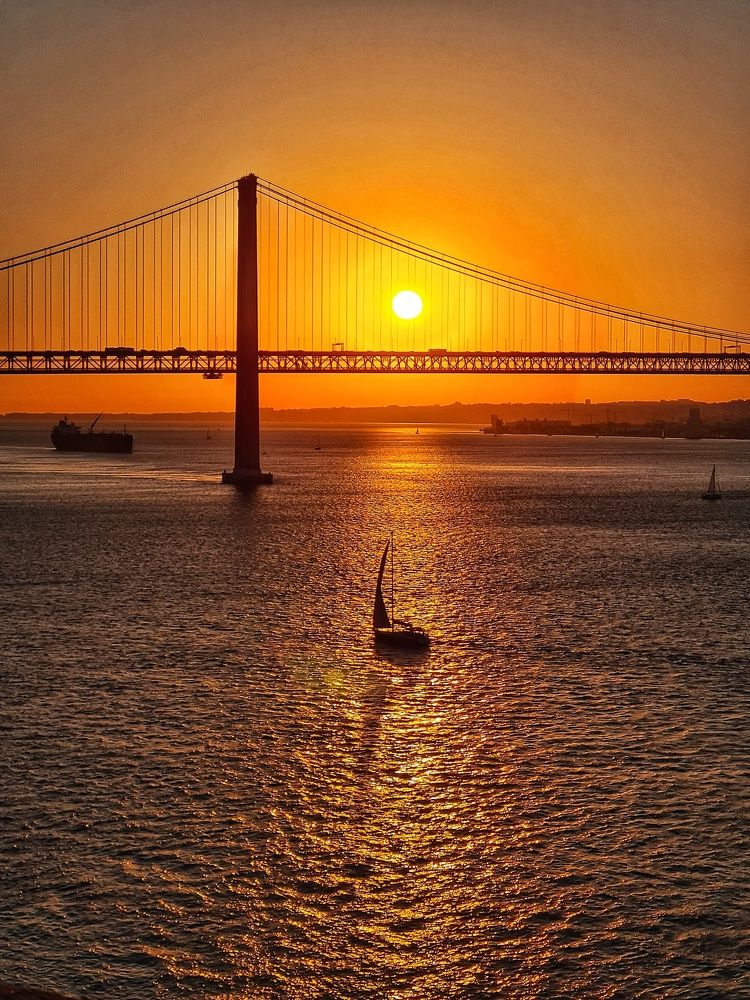 Мост 25 апреля . Лиссабон. Португалия